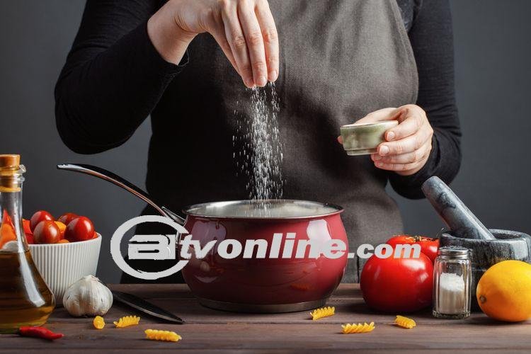 Menambahkan Garam ke Makanan Tanda Ketidaksopanan?!
