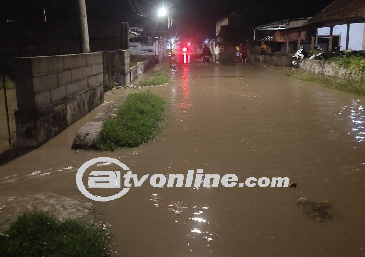 4.500 Warga Mengungsi Akibat Banjir Rob di Karawang, 3 Rumah Roboh Diterjang Air Laut