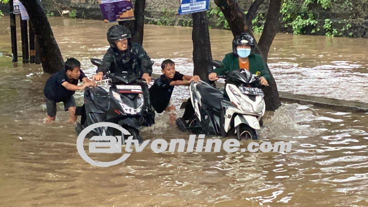 Kawasan Duta Harapan Bekasi Banjir hingga 90 Cm, Puluhan Kendaraan Mogok