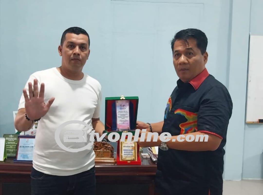 Kasat Narkoba Polres Batu Bara AKP Fery Kusnadi,SH.MH Berpretasi Berikan Penghargaan.Kepada Ketua(LBH)Batu Bara