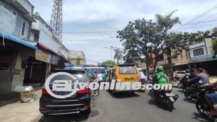 Kacau di Simpang Pos! Sopir Bus Blokade Jalan Protes Perubahan Rute Angkutan Umum