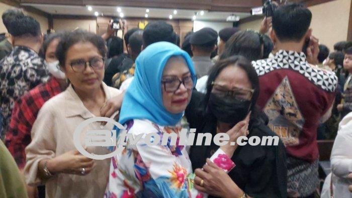 Tangis Haru Dewi, Adik SYL, Saat Kakaknya Divonis 10 Tahun Penjara: ‘Kami Sedih’