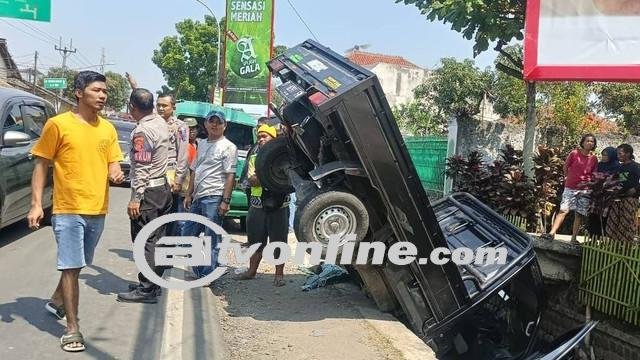 Mobil Pick Up Tabrak Angkot di Bandung, Berujung Masuk ke Got