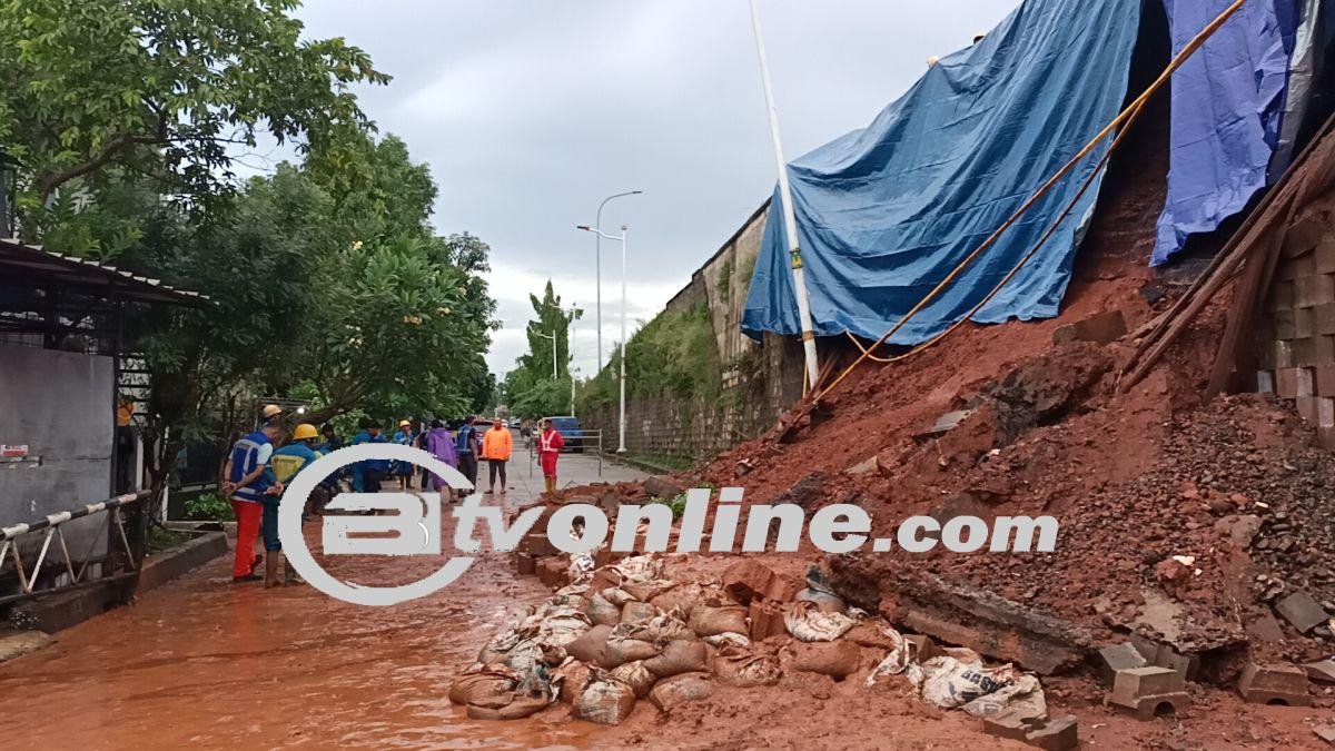 Tebing Exit Tol Bintaro Longsor, Begini Penampakannya