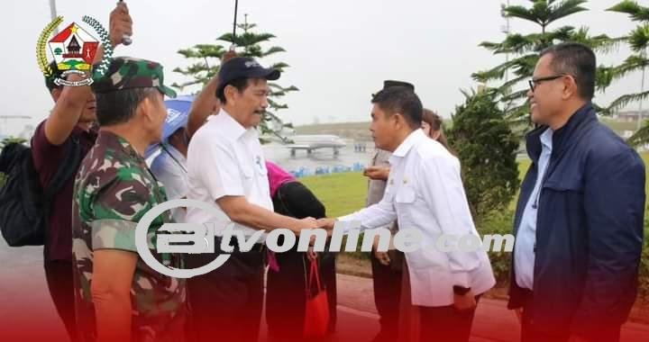 Pj Bupati Taput Sambut Kunjungan Menko Marinves di Bandara Silangit