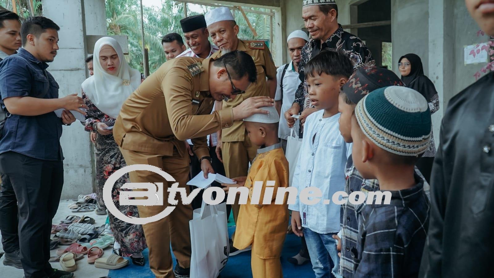 Pj. Bupati Batu Bara Berikan Bantuan pada Anak Yatim dan Dukung Pembangunan Masjid