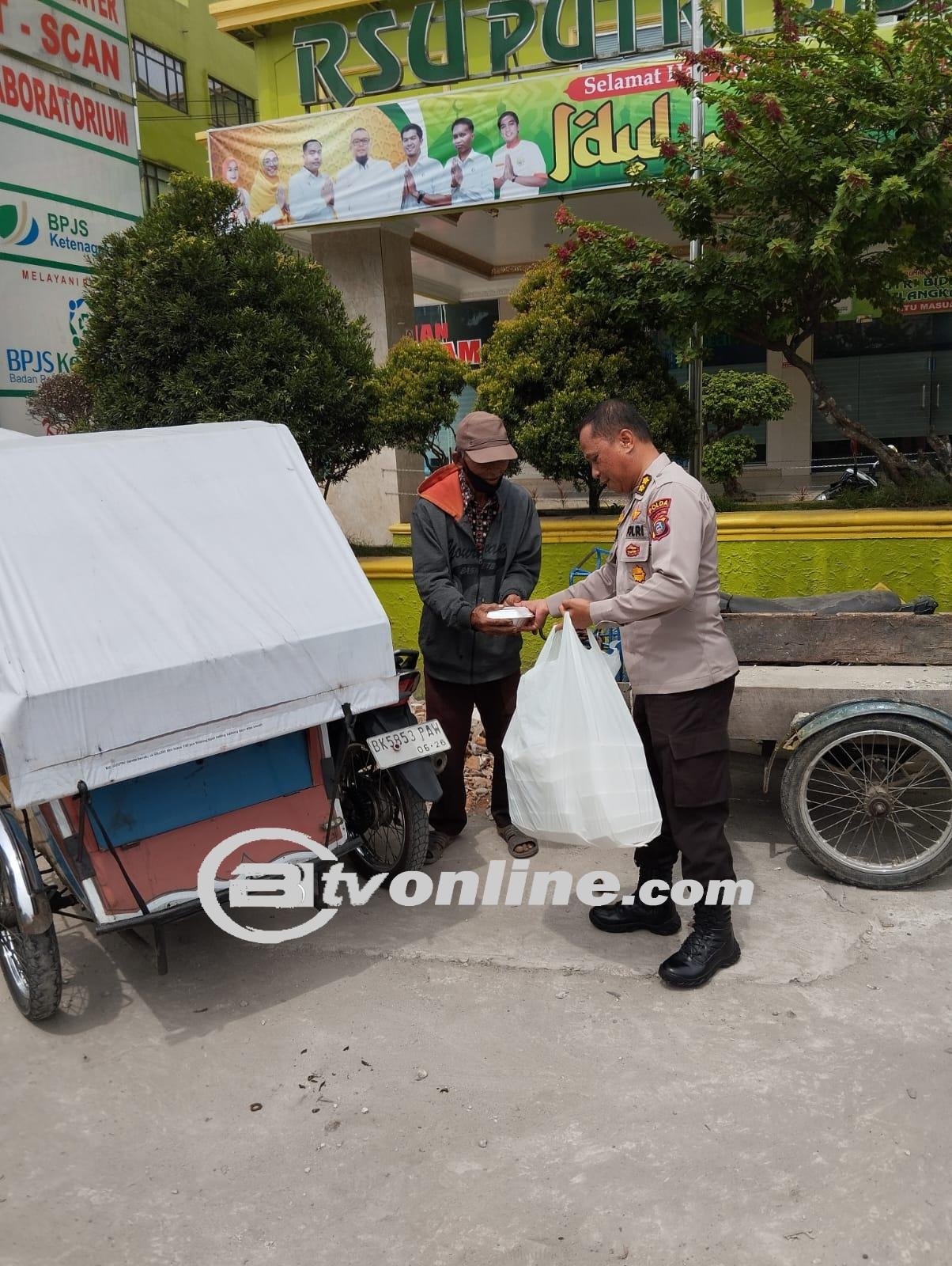 Jumat Berkah: AKBP JHS Tanjung Bagi-bagi Sedekah Kepada Abang Becak di Stabat dan Hinai