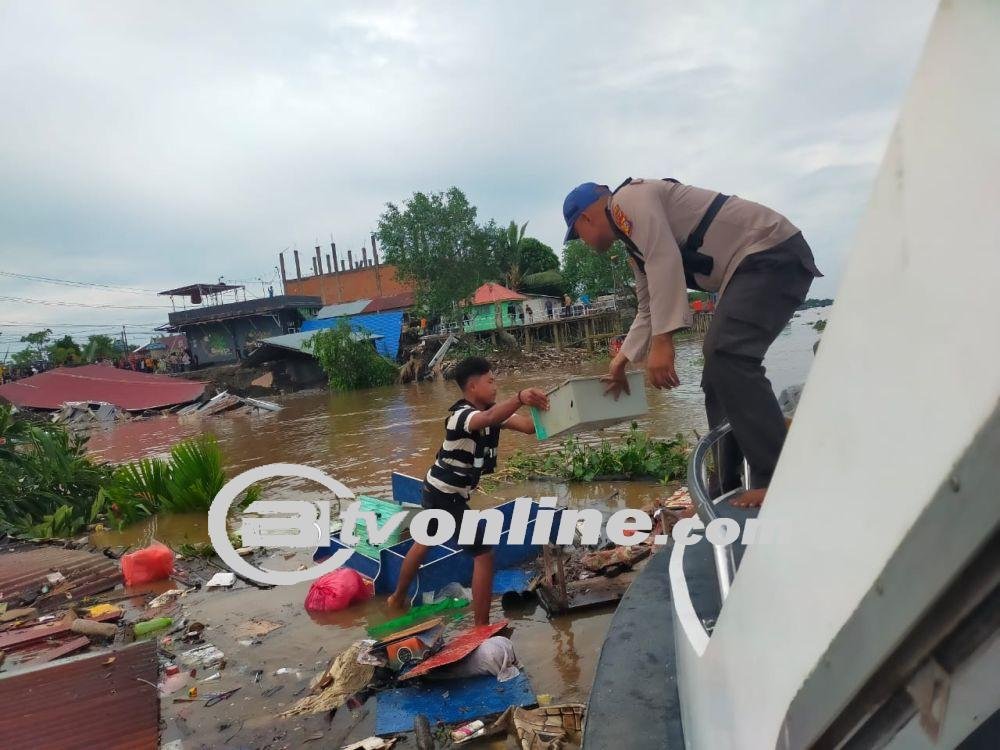 Longsor di Tepi Sungai Indragiri : Enam Bangunan Roboh