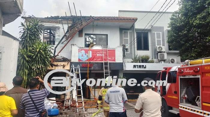 Kafe di Jakarta Selatan Terbakar, 9 Unit Damkar Dikerahkan untuk Memadamkan Api!