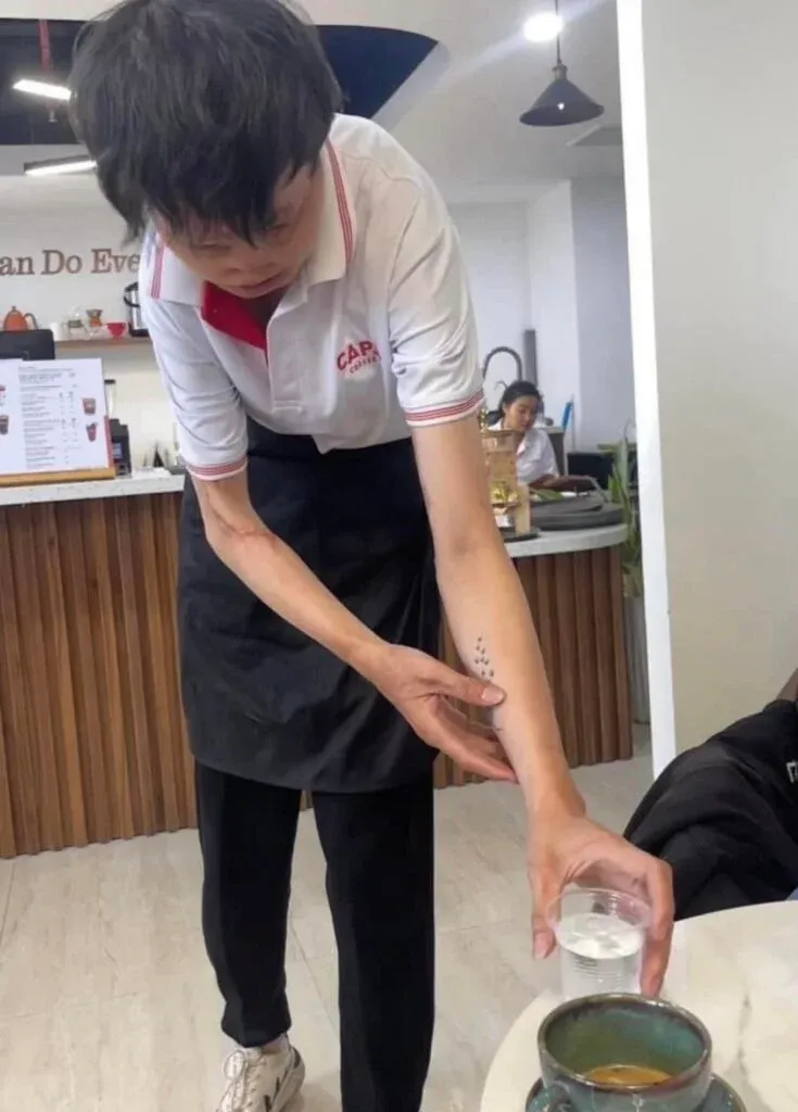 Kisah Inspiratif: Pelayan Kafe Difabel yang Menyentuh Hati di Ho Chi Minh City