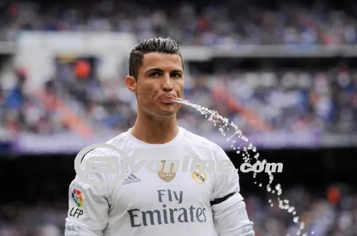 Pesepak Bola Kerap Menyemburkan Air yang Diminumnya saat Bertanding, Ternyata Ini Alasannya!