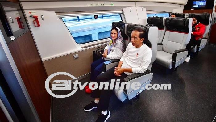 Jokowi dan Iriana Naik Kereta Cepat Whoosh ke Bandung untuk Resmikan Piala Presiden 2024