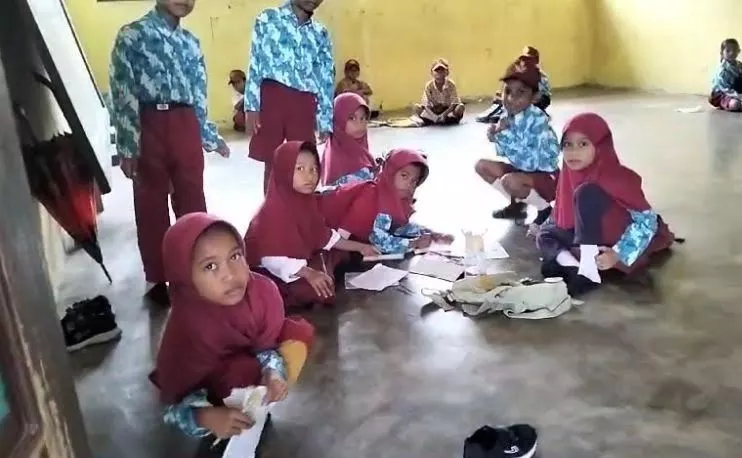 Miris! Siswa SD Naskat Bahu Terpaksa Belajar di Lantai Setelah Dana BOS Terpotong Hingga Nol