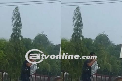 Viral! Semangat Tak Kenal Hujan, Bapak Penjual Koran Ini Bikin Warganet Terharu