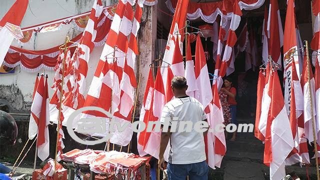 Pedagang Atribut Kemerdekaan di Kota Manado Raup Untung dari Penjualan Bendera dan Aksesoris, Meski Penjualan Turun dari Tahun Lalu
