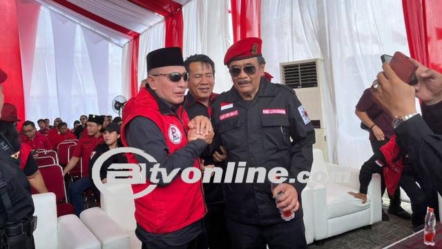 PDIP Tak Gentar Lawan Bobby di Pilgub Sumut: Kita Rakyat Jelata Lawan KekuasaanPartai Demokrasi Indonesia Perjuangan (PDIP) secara resmi mengumumkan Edy Rahmayadi sebagai calon gubernur yang akan diusung dalam Pemilihan Gubernur (Pilgub) Sumatera Utara 2024. Pengumuman ini dilakukan dalam sebuah acara di Lapangan Astaka, Deli Serdang, di mana Ketua Bidang Kehormatan DPP PDIP, Komarudin Watubun, menegaskan bahwa partainya siap menghadapi kompetisi ketat melawan menantu Presiden Jokowi, Bobby Nasution, yang juga merupakan mantan Wali Kota Medan.  Keputusan PDIP dan Dukungan Kursi PDIP, yang memiliki 21 kursi di Dewan Perwakilan Rakyat Daerah (DPRD) Sumatera Utara, memiliki kekuatan yang cukup untuk mengusung calon gubernur tanpa perlu berkoalisi. Dengan syarat pencalonan yang membutuhkan 20 kursi, PDIP memutuskan untuk maju dengan calon tunggalnya, Edy Rahmayadi, tanpa perlu mengandalkan dukungan dari partai lain.  “Sumut tidak perlu ada koalisi. Jadi kalau toh tidak ditugaskan pendukung lain ya kita sudah bisa bergerak sendiri,” jelas Komarudin Watubun. Dengan kekuatan tersebut, PDIP merasa percaya diri untuk menghadapi tantangan politik yang ada, termasuk melawan kandidat kuat seperti Bobby Nasution.  Strategi Melawan Bobby Nasution Dalam persaingan yang ketat ini, Bobby Nasution, yang didukung oleh sejumlah partai besar seperti Gerindra, Golkar, PAN, NasDem, Demokrat, PKB, PKS, dan PSI, menjadi pesaing utama bagi PDIP. Menanggapi hal ini, Komarudin Watubun menyatakan bahwa meskipun PDIP memiliki strategi untuk menghadapi Bobby Nasution, mereka tidak akan membocorkan rincian strategi tersebut ke publik. “Ada strategi tapi kita enggak mungkin bicara di sini dong. Masak saya bicara strategi,” ujarnya, menekankan pentingnya menjaga kerahasiaan strategi politik mereka.  Visi PDIP untuk Sumatera Utara Dengan Edy Rahmayadi sebagai calon gubernur, PDIP berkomitmen untuk membawa perubahan positif bagi Sumatera Utara. Komarudin Watubun menekankan pentingnya demokrasi dalam proses pemilihan dan menegaskan bahwa PDIP akan berfokus pada upaya yang konstruktif dan mengutamakan kepentingan rakyat. “Yang pasti kita rakyat jelata yang cinta demokrasi berhadapan dengan kekuasaan,” kata Watubun, menunjukkan keyakinan PDIP untuk menghadapi persaingan ini dengan penuh semangat dan tekad.  Tantangan di Depan Pilgub Sumut 2024 diperkirakan akan menjadi pertarungan politik yang sengit. Dengan dukungan kuat untuk Bobby Nasution dari berbagai partai, serta kekuatan PDIP yang cukup untuk bertarung secara mandiri, kompetisi ini akan menjadi indikator penting tentang dinamika politik lokal dan preferensi pemilih di Sumatera Utara. PDIP, dengan Edy Rahmayadi sebagai kandidatnya, bertekad untuk menunjukkan kemampuan mereka dalam menghadapi tantangan politik ini dan berkontribusi pada proses demokrasi yang sehat.  Penutup Dengan pemilihan yang semakin mendekat, perhatian kini tertuju pada bagaimana kedua kandidat, Edy Rahmayadi dari PDIP dan Bobby Nasution dari koalisi besar, akan menghadapi kampanye dan mempengaruhi pemilih di Sumatera Utara. PDIP berkomitmen untuk menjalankan strategi yang terencana dengan baik, sementara Bobby Nasution akan memanfaatkan dukungan luas dari partai-partai politik untuk memperkuat posisinya. Pilgub Sumut 2024 akan menjadi ajang penting untuk mengukur kekuatan politik dan strategi masing-masing pihak dalam konteks demokrasi Indonesia.
