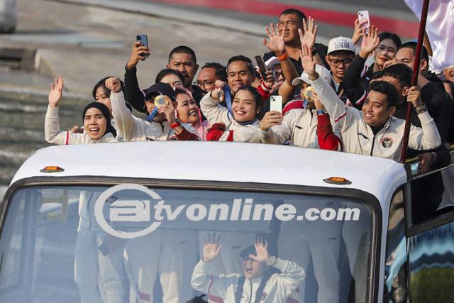Pawai Emas: Peraih Medali Emas Olimpiade Paris 2024 Dihormati di Jakarta dan Diarak Menuju Istana Negara