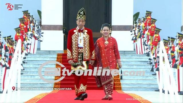 Jokowi Pimpin Upacara Penurunan Bendera di IKN, Pakai Baju Adat Banjar, Kalsel