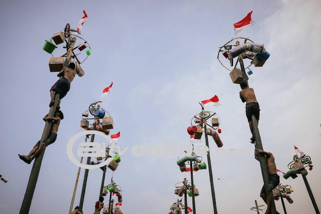 Lomba Panjat Pinang Kolosal Meriahkan HUT ke-79 RI di Ancol