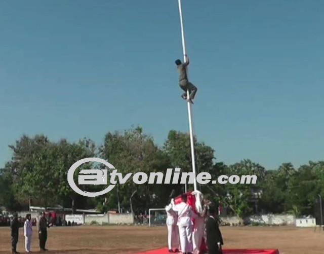 Anggota Satpol PP Lamongan Panjat Tiang Bendera, Perbaiki Pengait yang Lepas
