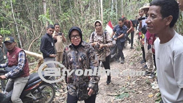 Risma Temui Suku Anak Dalam, Salurkan Sembako hingga Perlengkapan Sekolah