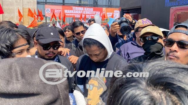 Komika Ikut Beraksi dalam Demo Kawal Putusan MK di Depan Gedung DPR RI