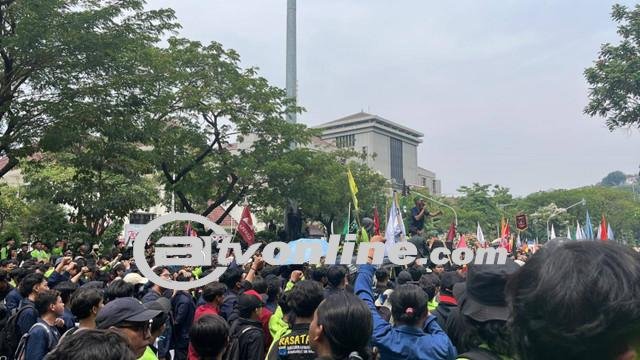 Polisi Tembakkan Gas Air Mata ke Pendemo Tolak Revisi UU Pilkada di Semarang