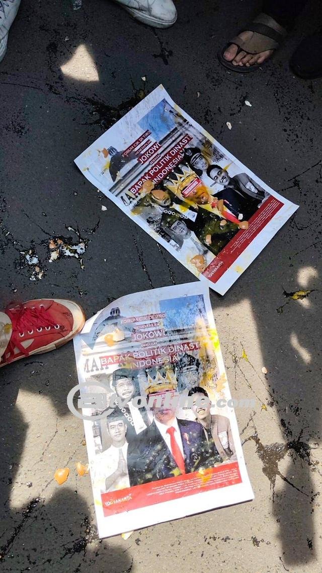 Di Depan Gedung Agung, Massa Jogja Memanggil Lempar Poster Jokowi Dengan Telur!!