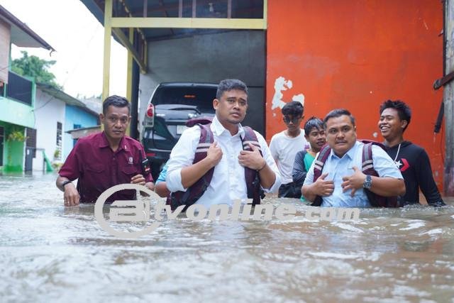 Wali Kota Medan Bobby Nasution Tinjau Langsung Banjir di Medan Sunggal