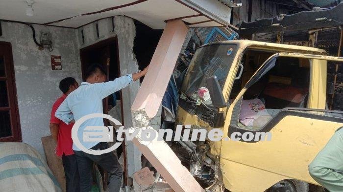 Truk Rem Blong Tabrak Mobil, Sepeda Motor, dan Dua Rumah di Jalan Medan