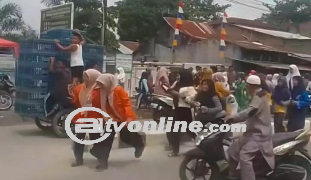 Sambut 17 Agustus ,Pelajar Di Kabupaten Batu Bara Sumatra Utara Tawuran,Siswi Menjerit Histeris