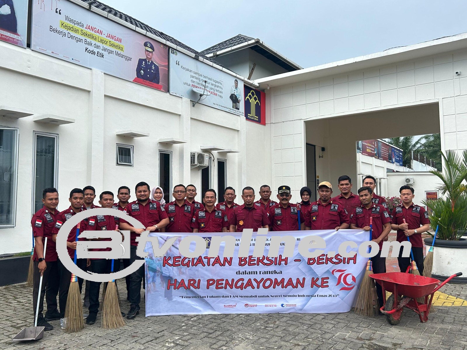 Semarak Hari Pengayoman Ke-79, Lapas Labuhan Ruku Bersih-Bersih di Lingkungan Lapas