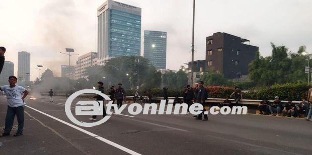 Penampakan Terkini: Massa Demo Tolak Revisi UU Pilkada Masih Berkumpul di Sekitar Gedung DPR, Jalan Tol Ditutup