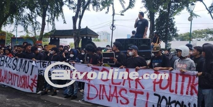 Demo Memanas di Depan Gedung DPRD Sumut, Massa Bakar Spanduk dan Serukan Penegakan Putusan MK