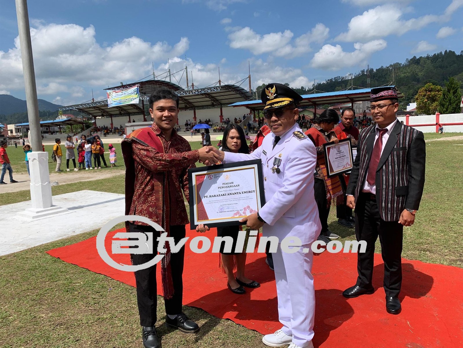 Pemkab Taput Memberikan Penghargaan  Kepada PT Harazaki Energy