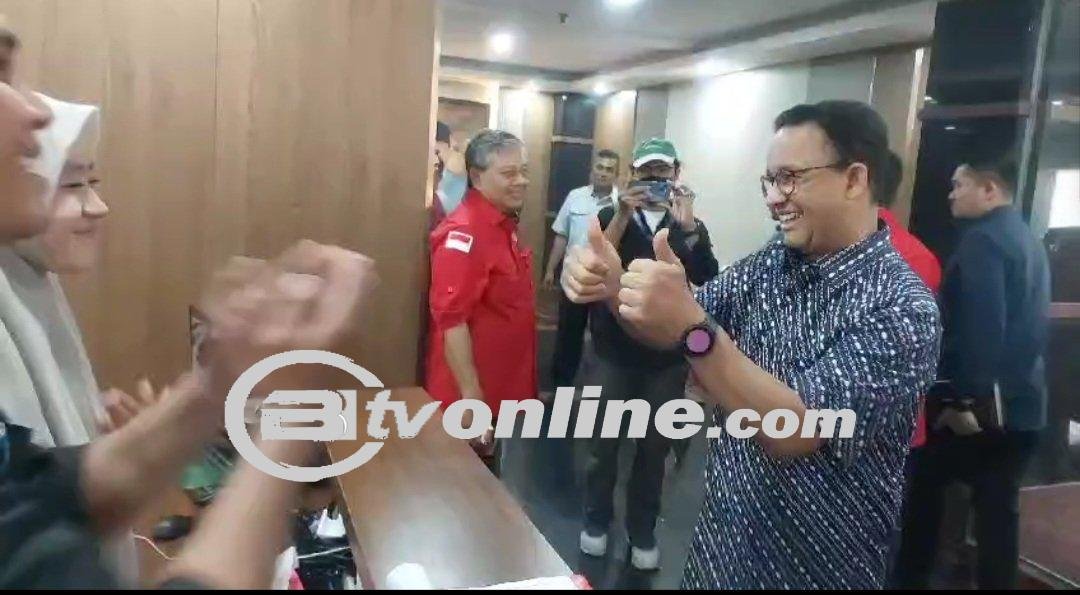 Anies Mengacungi Dua Jempol Sebagai Bentuk Apresiasi Untuk PDIP