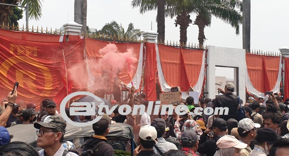 Massa Teriaki Anggota Baleg DPR Saat Mereka Hendak Temui Pendemo Kawal Putusan MK