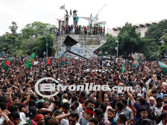 Ribuan Demonstran Serbu Istana Setelah Tahu PM Bangladesh Kabur!