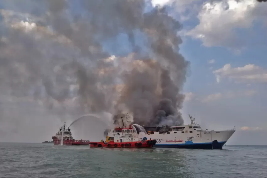 Detik-Detik Menegangkan: 52 Kru KM Kirana 1 Loncat ke Laut Setelah Ledakan Hebat!