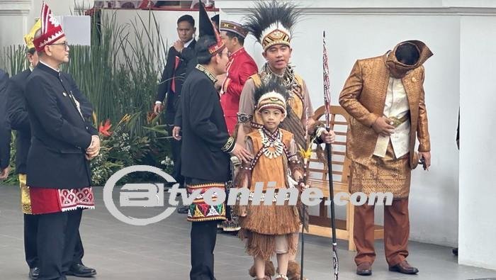 Gibran Rakabuming Raka Tiba di Istana Merdeka Mengenakan Baju Adat Papua, Ditemani Keluarga