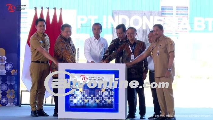 Jokowi Resmikan Pabrik Bahan Anoda Baterai Lithium, Terobosan Indonesia Menuju Ekosistem Kendaraan Listrik