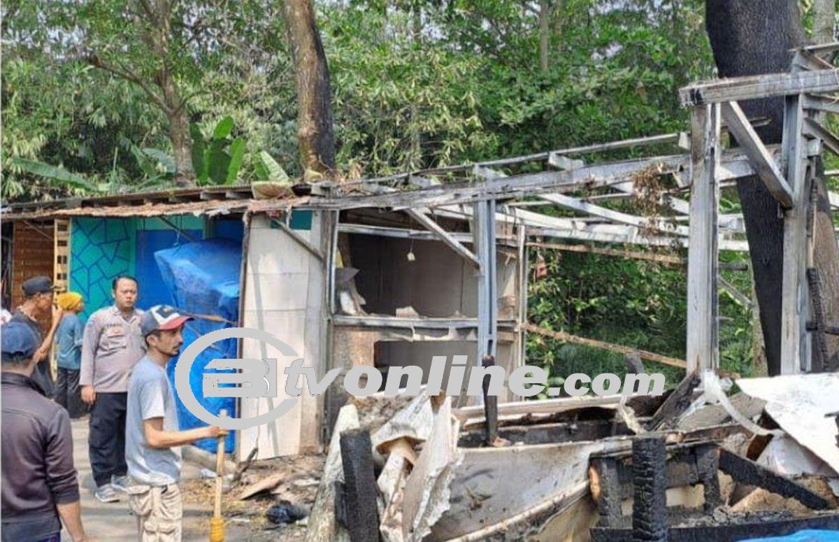 Kebakaran Melahap Empat Kios di Jalan Majapahit Raya, Kerugian Ditaksir Mencapai Puluhan Juta Rupiah