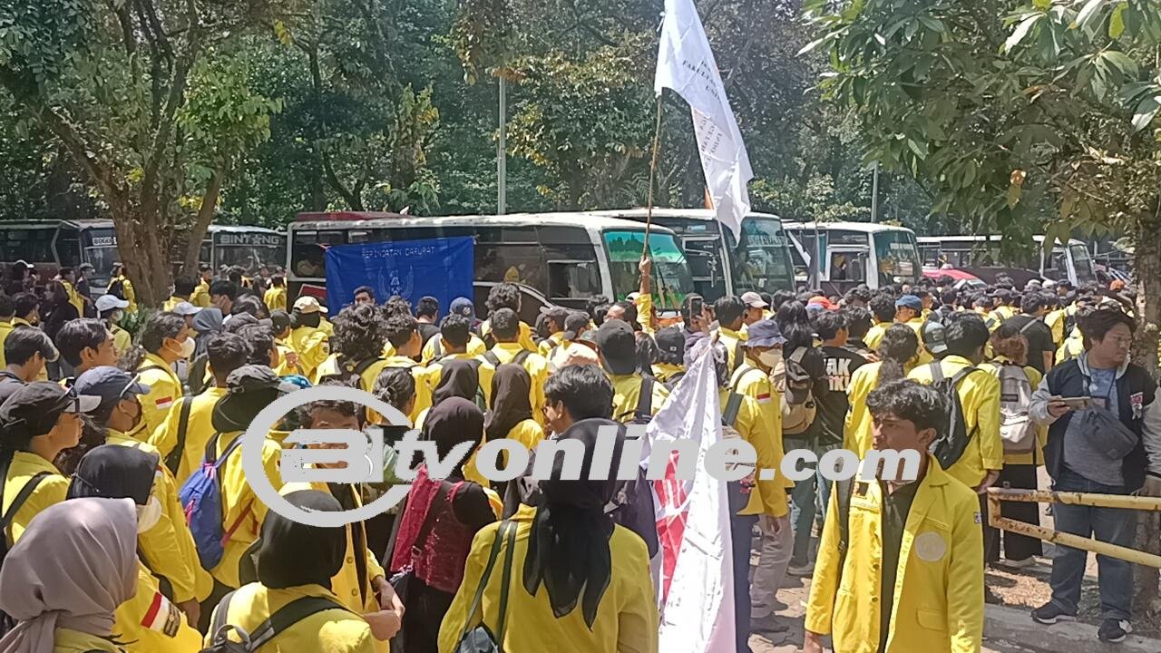 Seribuan Mahasiswa Universitas Indonesia Menyuarakan Penolakan Terhadap Revisi UU Pilkada di Gedung DPR/MPR RI