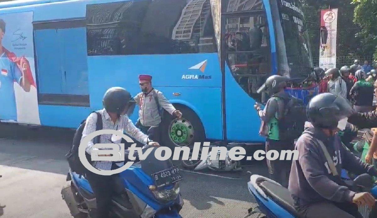Kecelakaan Maut di Jatinegara! Pengendara Motor Tewas Terlindas Bus!