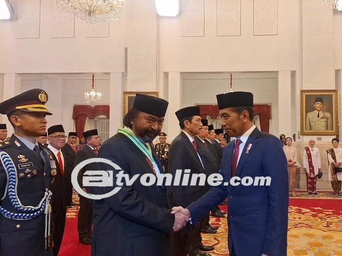Presiden Jokowi Anugerahkan Penghargaan Kepada Tokoh-Tokoh Nasional di Istana Negara