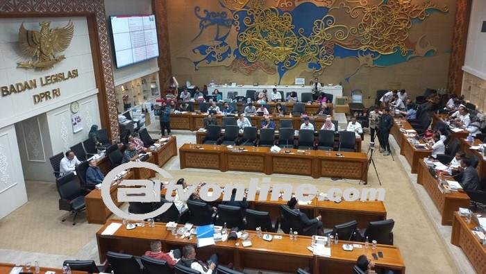 Rapat Panitia Kerja DPR tentang Revisi UU Pilkada, Perbedaan Pandangan Antara DPR dan Mahkamah Konstitusi