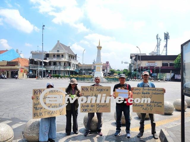 Aktivis Yogyakarta Desak KPK Proses Anak dan Mantu Jokowi, Gelar Aksi Jalan Mundur dan Tabur Bunga