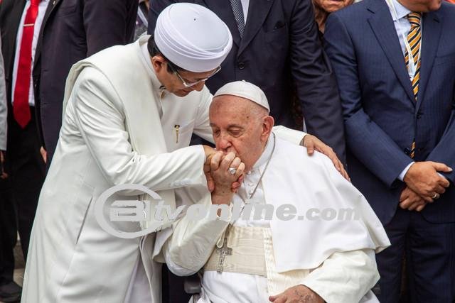 Uskup Agung Jakarta Suharyo Ungkap Makna Mendalam di Balik Gestur Paus Fransiskus Cium Tangan Imam Besar Istiqlal