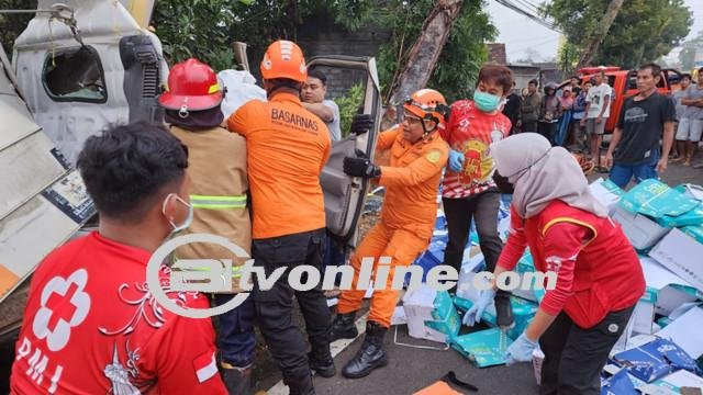 Kecelakaan Tragis di Gunungkidul: Mobil Boks Tabrak Pohon, Satu Korban Tewas Terjepit!
