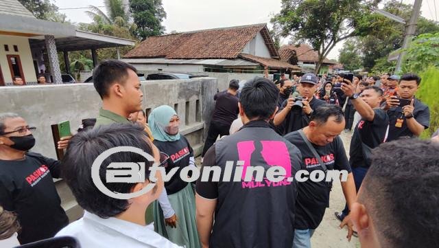 Kaesang Pangarep Berbagi Buku dan Susu di Tangerang Sambil Kenakan Rompi ‘Putra Mulyono’